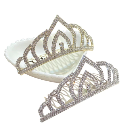 Mini coroa em formato de arcos com pentinho para fixar no cabelo. Ideal para noivas, daminhas de honra e festas de debutante.