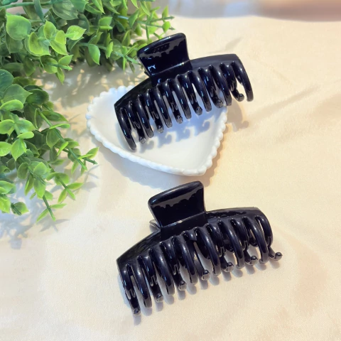 Piranha de cabelo grande em acrílico preto, com dentes largos para fixação confortável. Ideal para prender todo o cabelo de forma prática e elegante.