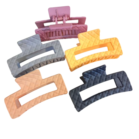 Piranha de cabelo média em tons coloridos acetinados, com formato retangular e textura xadrez. Ideal para prender mechas ou coques pequenos com estilo.