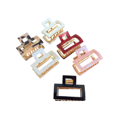 Presilha piranha de cabelo em metal retangular com aplicação em acrílico colorido. Ideal para prender mechas pequenas e deixar o penteado bonito e delicado.