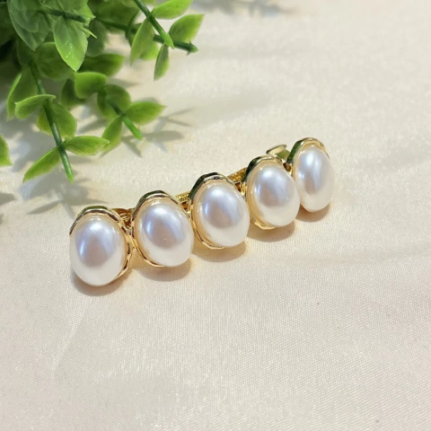 Presilha de cabelo com fivela dourada e pérolas médias, perfeita para penteados do dia a dia e ocasiões especiais.