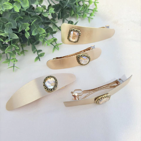 Presilha de Fivela Fosca Dourada com Pedra Brilhante