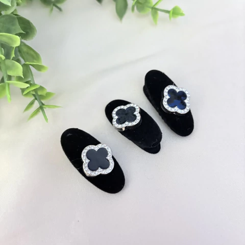 Kit com 3 presilhas Finger Tips de veludo preto com trevo e detalhe em strass. Acessório delicado e elegante para penteados cheios de charme. Pistache Acessórios.