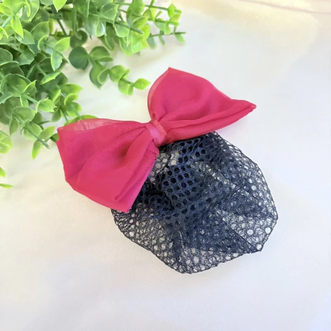 Presilha de laço vermelho com redinha para coque. Ideal para manter o penteado alinhado com charme e delicadeza. Pistache Acessórios.