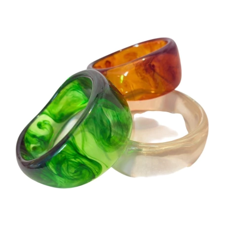 Bracelete acrílico arredondado com leve transparência, disponível em várias cores. Acessório moderno e versátil para compor looks criativos e elegantes.