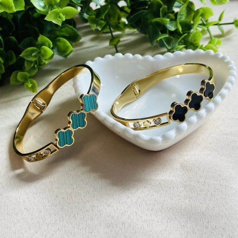 Pulseira Bracelete Dourada com Trevos e Pedras em Aço Inox