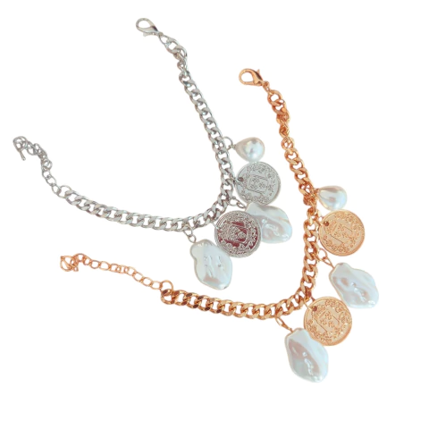 Pulseira em metal com pingentes de moeda e pérola, disponível em prata ou dourado. Leve, elegante e cheia de movimento. Bijuteria fina perfeita para o dia a dia.