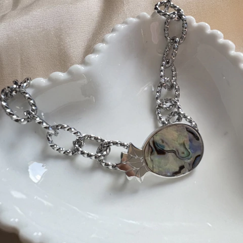 Pulseira Prateada com Abacaxi de Abalone em Aço Inox