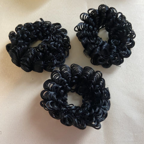 Scrunchie Laçarote com Cabelo Preto para Penteado