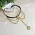Choker de courino com correntes douradas e pingente hexagonal. Acessório moderno em bijuteria fina, ideal para looks urbanos e estilosos.