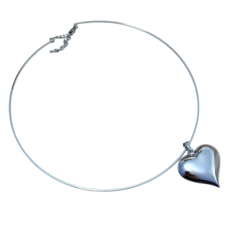 Gargantilha de aro em aço inox com pingente de coração removível. Moderna, hipoalergênica e ideal para compor diferentes estilos com um único acessório.