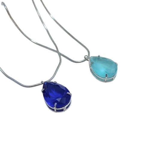 Colar delicado em aço inox com pingente de gota em zircônia colorida. Brilho elegante, hipoalergênico e perfeito para uso diário.