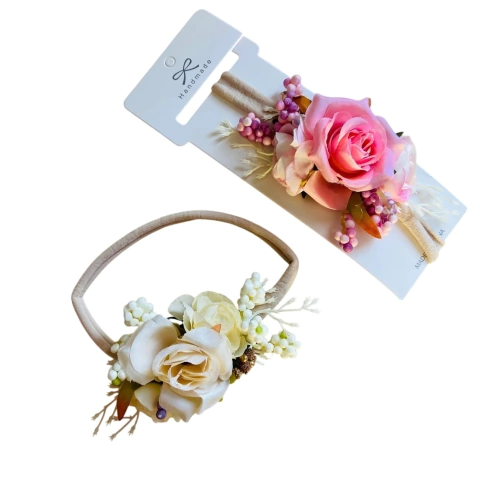 Faixa de cabelo com flores silvestres coloridas, incluindo rosas em tons claros e detalhes em verde e branco.