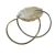 Gargantilha choker aro de metal em duas cores, ouro e prata, sobre um suporte branco em forma de concha.