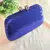 Clutch azul royal de festa com mini paetês bordados, fecho de metal dourado e alça de corrente. Modelo sofisticado para casamentos, eventos e formaturas.