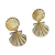 Brinco de concha do mar dourado em metal com detalhes texturizados.