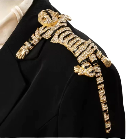 Broche grande de tigre com pedras brilhantes brancas e pretas, design articulado e duas bases de alfinete. Disponível no prateado ou dourado. Ideal para blazer, ombreira e acessórios.