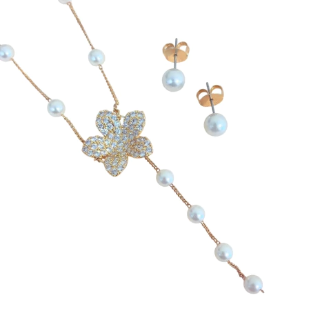 Colar gravatinha com pérolas intercaladas e pingente de flor com micro zircônias. Acompanha brinco de pérola combinando. Banho em bijuteria fina dourada.