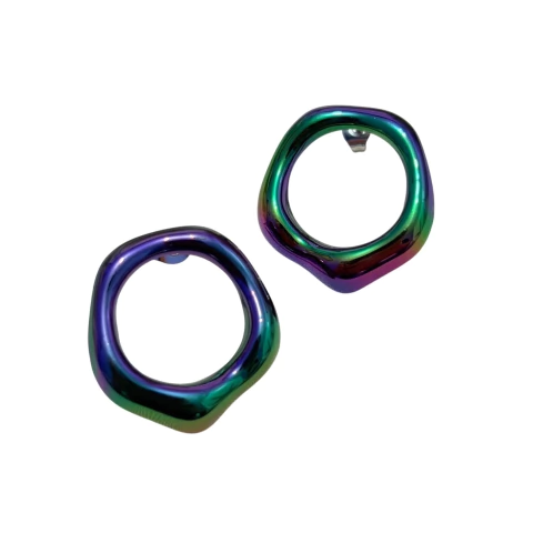 Brinco redondo orgânico com efeito boreal roxo e base em aço inox prateado. Leve, moderno e hipoalergênico.