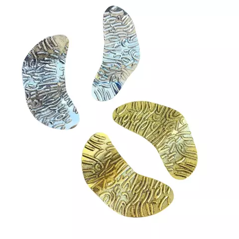 Brinco oval orgânico grande com detalhes em alto relevo e banho envernizado. Disponível em prata ou dourado. Moderno, sofisticado e com acabamento de bijuteria fina.