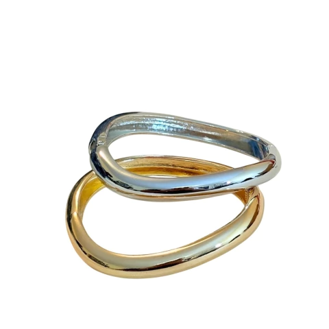 Bracelete fino em metal, oval e com abertura de mola. Disponível em prata ou dourado. Elegante, moderno e ideal para combinar com outros acessórios.