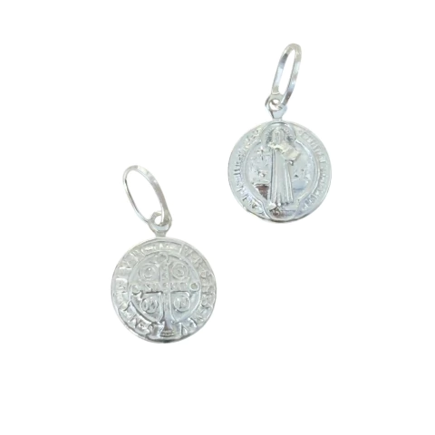 Pingente mini medalha de São Bento em prata 925, com detalhes em ambos os lados. Delicado, simbólico e com garantia permanente.