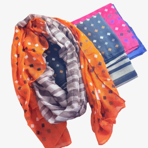 Lenço retangular meia estação sem franjas, com estampa moderna de listras e quadrados em cores variadas. Leve, elegante e ideal para compor looks versáteis.