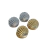 Brinco de concha dupla em metal nas cores prata e dourado, com detalhes em relevo.
