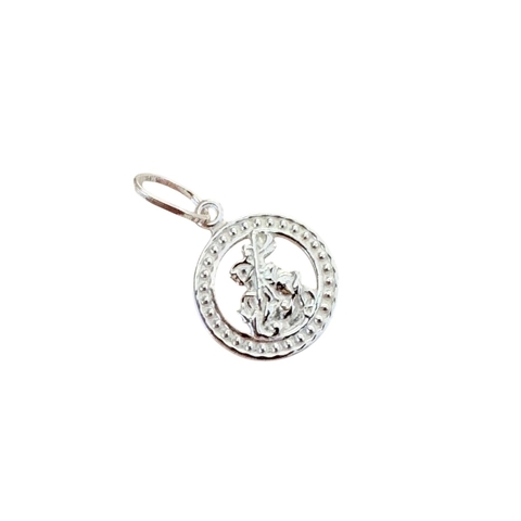 Pingente mini medalha vazada de São Jorge em prata 925. Delicado, hipoalergênico e ideal para correntes, bolsas ou carteiras.