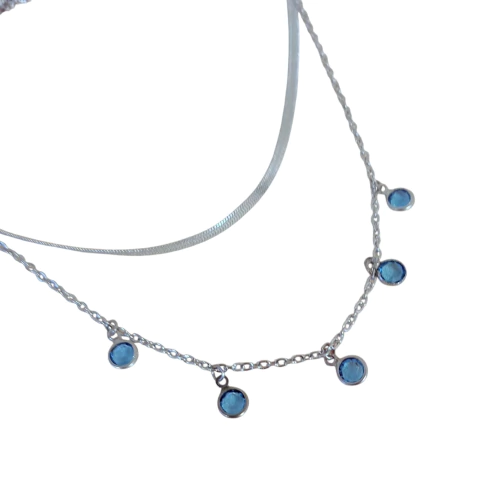 Gargantilha dupla em aço inox com corrente filetada e corrente com pedrinhas de zircônia azul. Fechos separados, podendo ser usadas juntas ou individualmente.