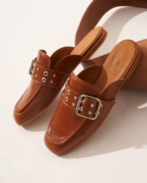 Slippers, musle de cuero con detalles de hebilla