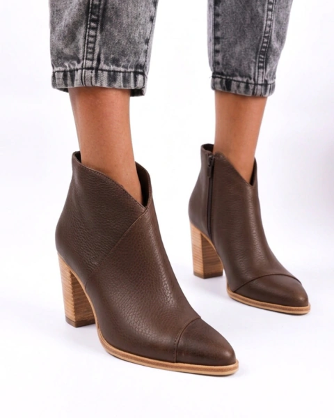 Botas de cuero color chocolate con tacón alto y punta fina, modelo Emma