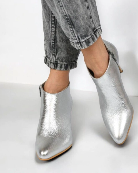 Bota de cuero con taco fino forrado