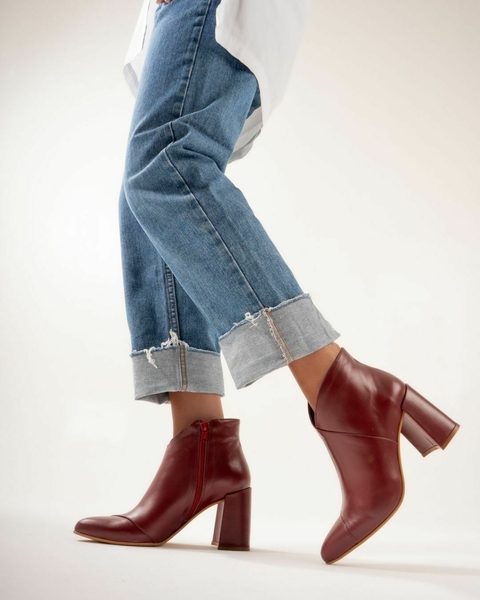 BOTAS DE CUERO CON TACO PALO SUPER CÓMODO COLOR BORDO