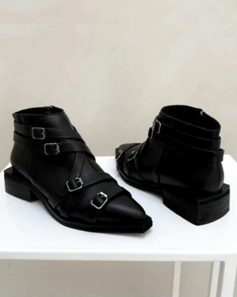 Botas bajas de cuero con detalles hebillas