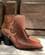 Bota de cuero con taco cómodo y detalles laterales