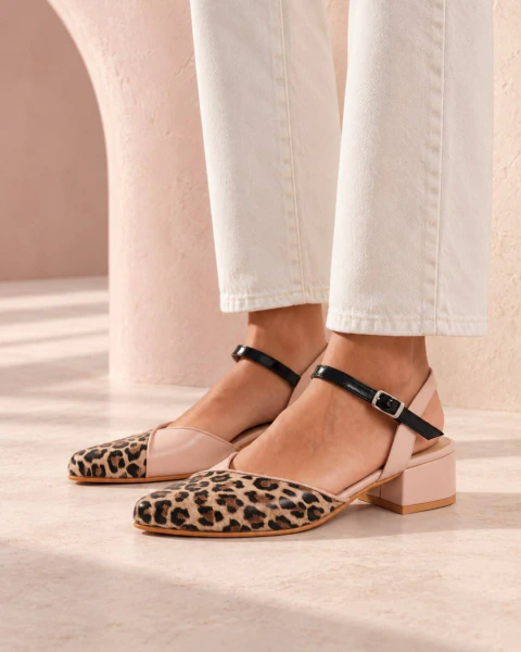 Zapatos de cuero con diseño combinado de animal print y charol rosa con pulsera negra y taco bajo cuadrado