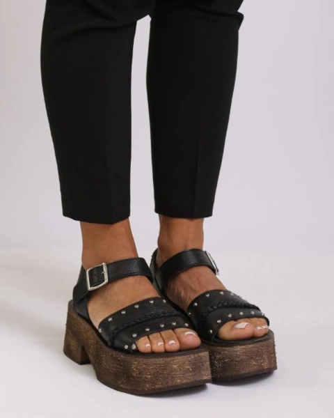 Sandalias de Cuero con plataforma y taco con detalles de tachas