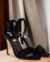 Sandalias de cuero gamuzado con taco fino