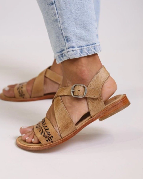 Sandalias de cuero con tiras y hebiila