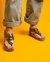 Sandalias estilo ojotas de cuero con detalles de herrajes