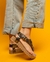 Sandalias estilo ojotas de cuero con detalles de herrajes