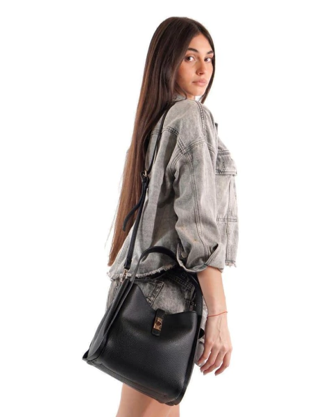 Cartera Efecto Cuero color negro con tira desmontable y con compartimientos