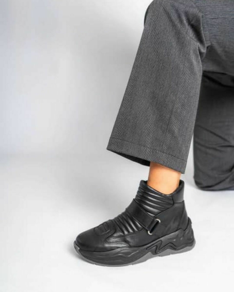 Bota de Cuero con detalles y base de goma