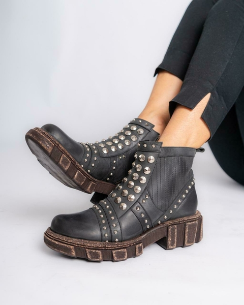 Botas 100% cuero con detalles de herrajes