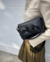 Cartera color negra con detalles