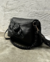 Cartera color negra con detalles