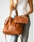 Cartera y bandolera, de cuero, con doble correa y sobre de cuero