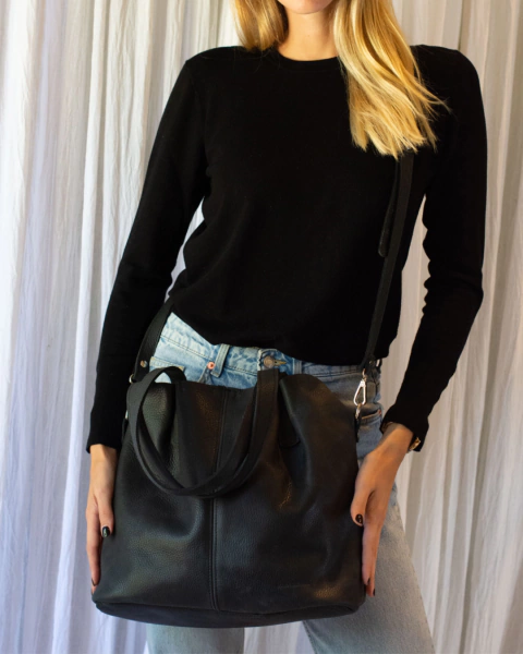 Cartera de cuero negra mujer con correa