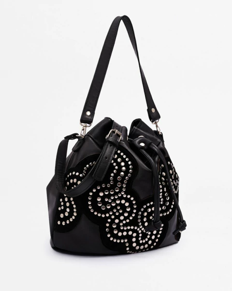 Cartera de cuero con detalles de tachas. 